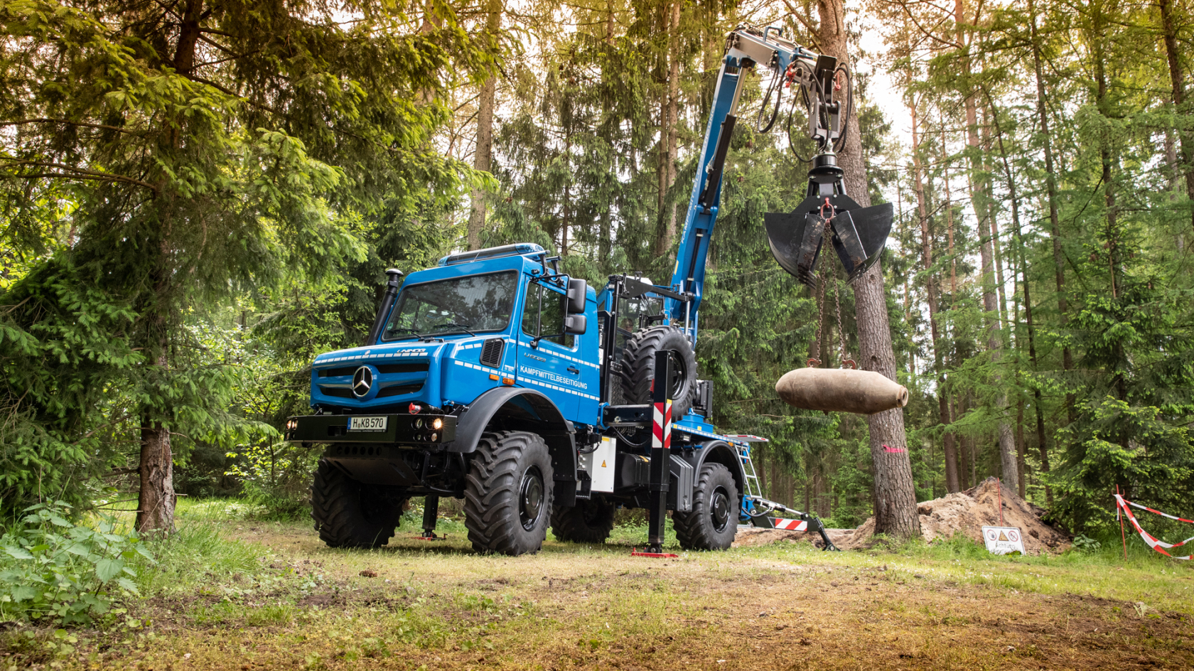 Extreme off-road Unimog | Mercedes-Benz Trucks