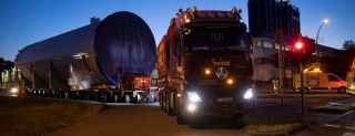 Een gewichtige opdracht in moeilijke tijden: vier zware vrachtwagens van het type Mercedes-Benz Actros transporteren enorme druktank