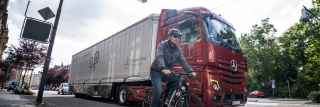 Slim waarschuwingsconcept: voortaan kunnen nog meer vrachtwagens worden uitgerust met Sideguard Assist van Mercedes-Benz Trucks Share.
