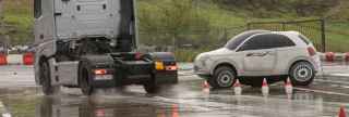 Vier chauffeurs scherpen slipskills aan achter het stuur van de Actros