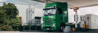 Vrachtwagens van Mercedes-Benz betalen automatisch voor brandstof aan Shell-stations: Mercedes-Benz Trucks en Shell testen met succes digitale brandstofbetalingen.