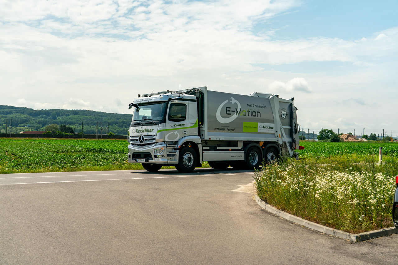 eActros 300 with refuse collector body from Stummer for Kerschner Umwelttechnik