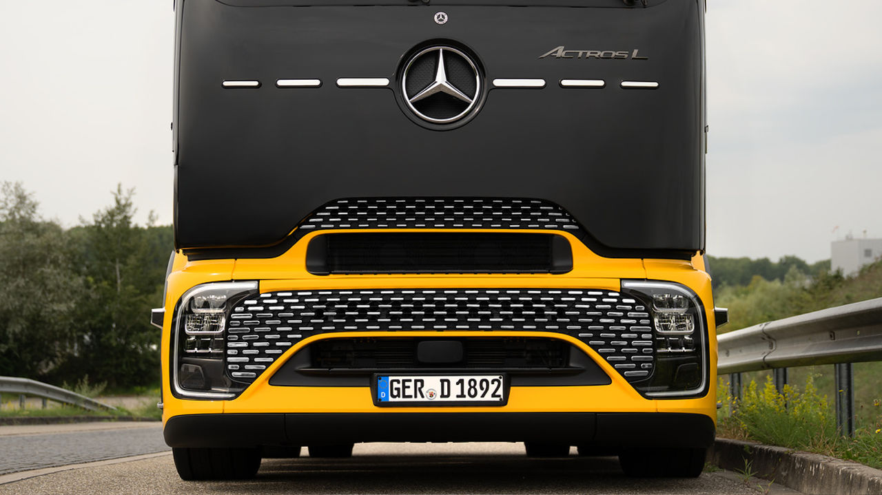 Banda cromată și puncte cromate (Actros L ProCabin)