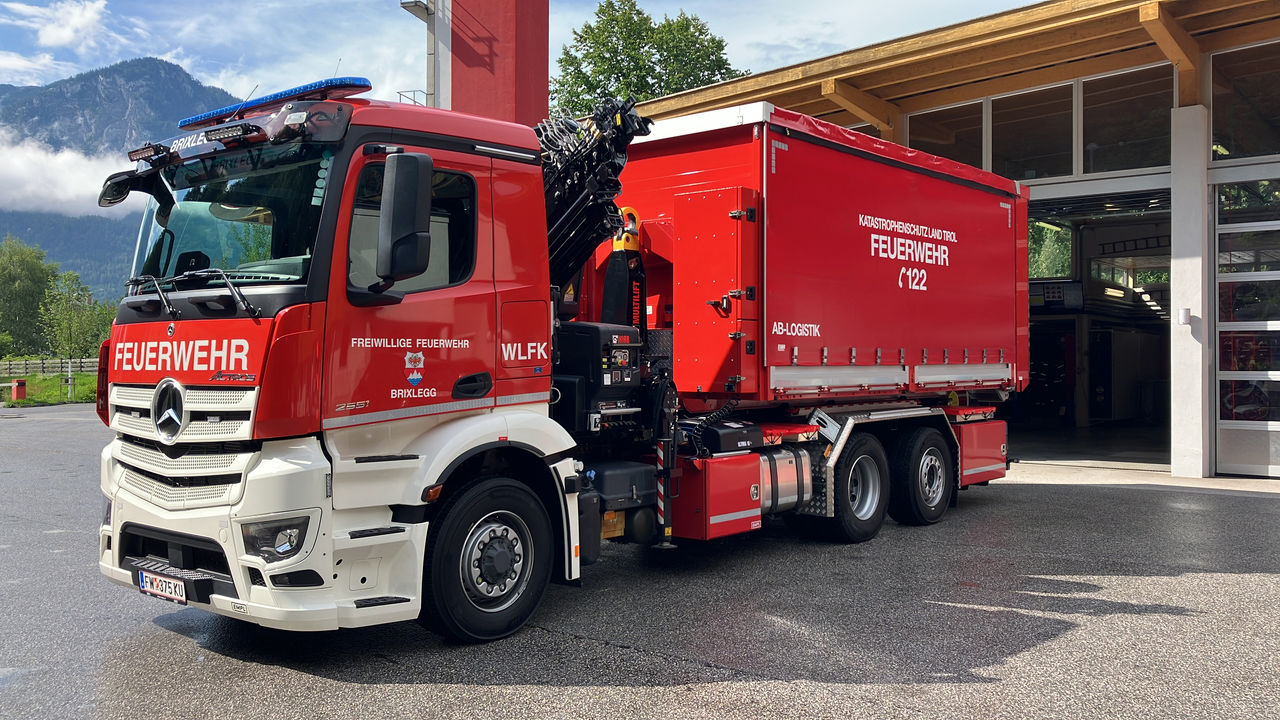 Actros 2551 as swap body with crane (WLF-K) and Empl roll-off container (Austria)