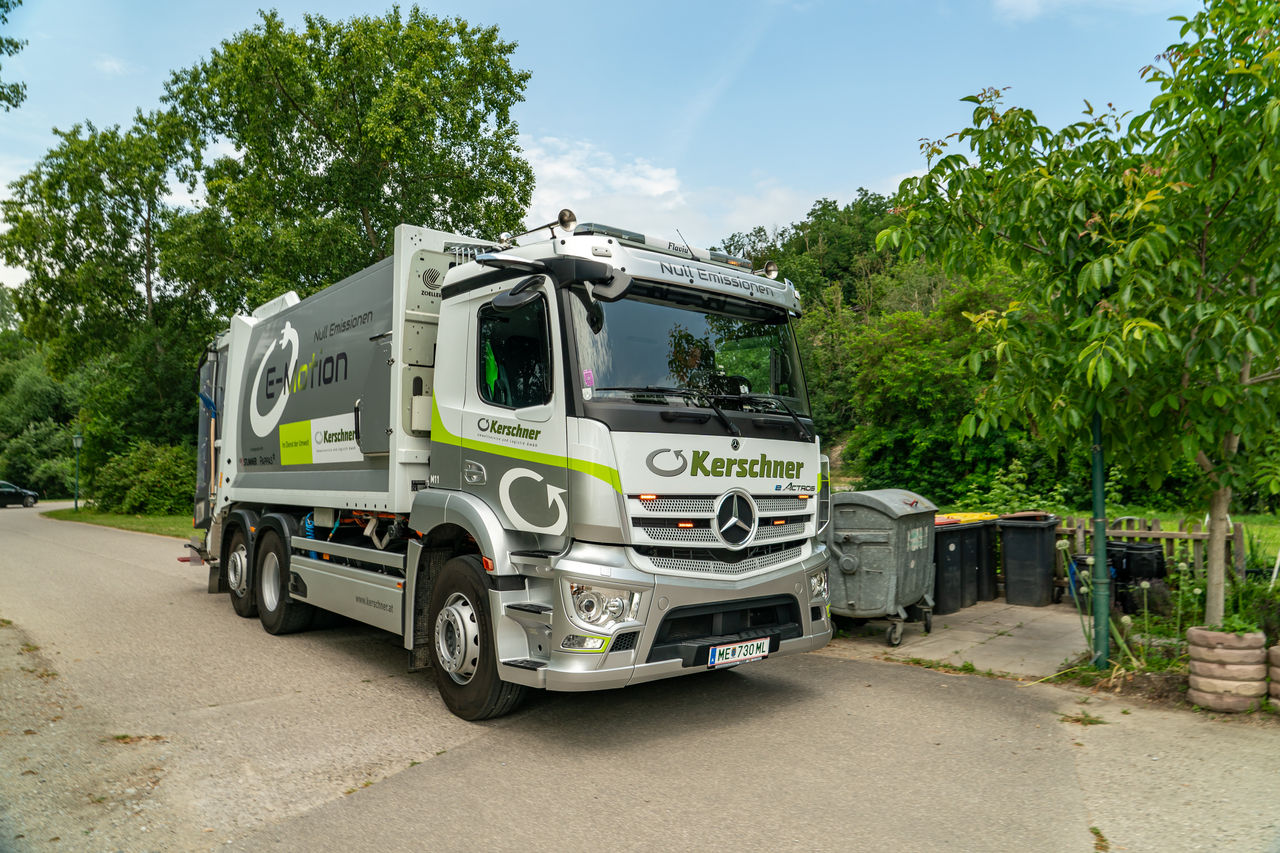 eActros 300 with refuse collector body from Stummer for Kerschner Umwelttechnik